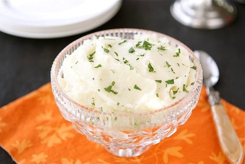Adding these creamy low fat mashed potatoes to your recipe arsenal means you can make mashed potatoes more regularly, without the guilt! #lightrecipe #potatorecipes