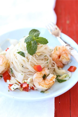 This rice noodle salad is a breeze to make! And if you love shrimp and Asian flavors, this is definitely for you. #ricenoodles #shrimprecipes
