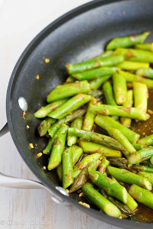 This 5-Ingredient Asparagus Recipe with Curry Sauce is a breeze to make! 47 calories and 1 Weight Watchers SmartPoint #recipe #healthy