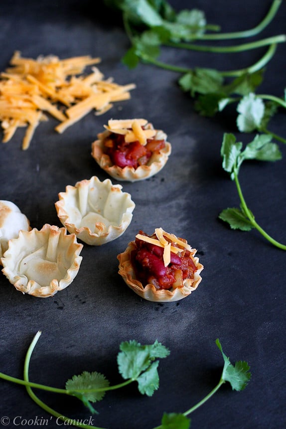 Mini Chili Filled Phyllo Cups...Healthy appetizers for game day! 53 calories and 1 Weight Watchers PP | cookincanuck.com #recipe