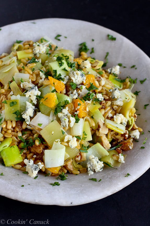 Kamut Salad with Oranges, Leeks and Blue Cheese...Wonderful flavors, with a healthy whole grain spin. 188 calories and 5 Weight Watchers PP | cookincanuck.com #recipe #vegetarian