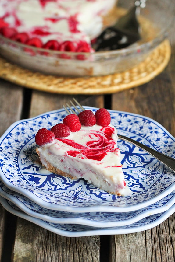 Raspberry Swirl Frozen Yogurt Pie...264 calories and 7 Weight Watchers PP for a less-guilt splurge! | cookincanuck.com #dessert #recipe