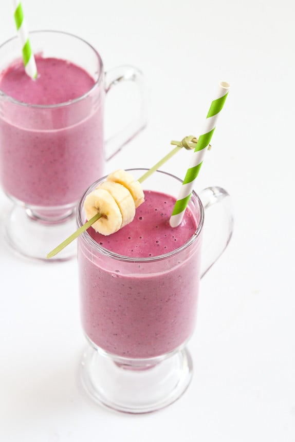 Easy Berry Banana Smoothie…A naturally sweet smoothie to kick off the day! 191 calories and 5 Weight Watchers PP | cookincanuck.com #recipe #healthy