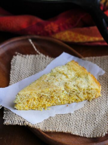 Whole Wheat Skillet Cornbread with Chiles... Chili just isn’t the same without some cornbread for dunking! 121 calories and 4 Weight Watchers SmartPoints