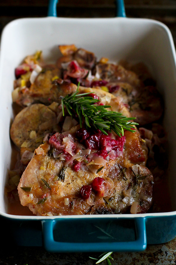 Slow Cooker Pork Chops with Cranberries and Leeks...Unbelievable flavor with very little effort! 335 calories and 8 Weight Watchers SmartPoints #recipe #crockpot