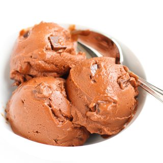 Chocolate Chunk Avocado Ice Cream…Your family will never guess that avocado is what makes this ice cream so creamy! Healthy fats and natural sweeteners. 202 calories and 6 Weight Watchers Freestyle SP