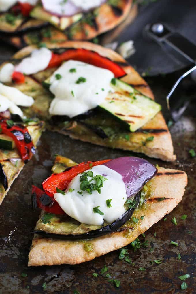 Grilled Pesto Vegetable Pizzas…An easy vegetarian meal with fantastic smoky flavor! 183 calories and 7 Weight Watchers Freestyle SP