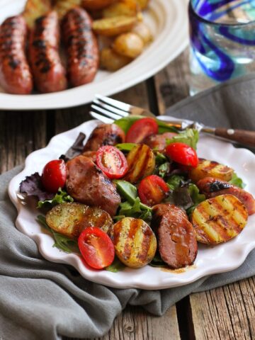 Grilled Sausage and Potato Green Salad…This healthy recipe has all the flavors of a summertime barbecue! 292 calories and 8 Weight Watchers Freestyle SP #CreamerPotatoes #salad #sausage
