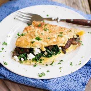 Kale, Goat Cheese and Mushroom Omelet…The flavors in this breakfast recipe will make you crave it over and over again! Plus, it’s full of nutrients. 219 calories and 5 Weight Watchers SmartPoints #VegItUp