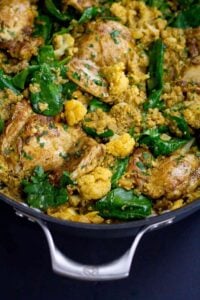 Flavor is the name of the game in this healthy one-pot curry chicken, quinoa and cauliflower recipe that’s packed with veggies and goodness! 308 calories and 7 Weight Watchers Freestyle SP #onepot #weightwatchers