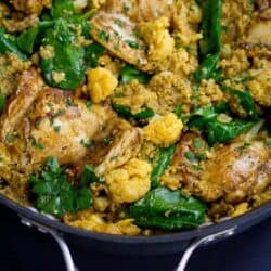 Flavor is the name of the game in this healthy one-pot curry chicken, quinoa and cauliflower recipe that’s packed with veggies and goodness! 308 calories and 7 Weight Watchers Freestyle SP #onepot #weightwatchers