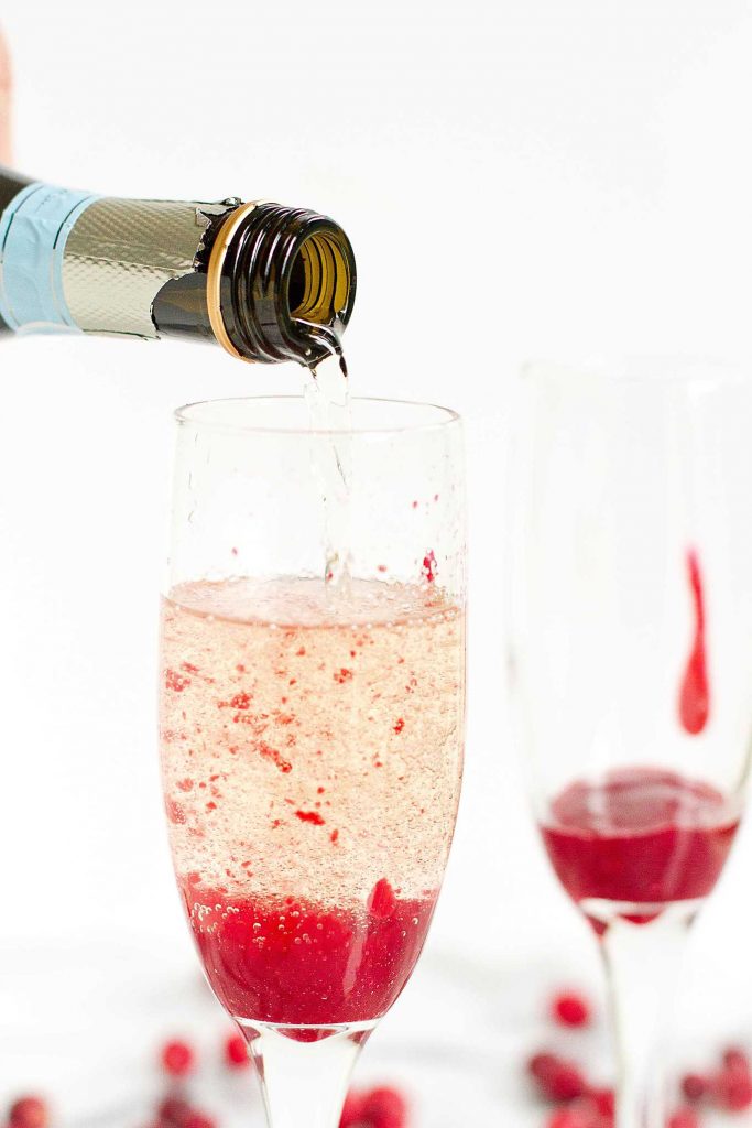 Raise a glass to the holidays with this Cranberry Prosecco Cocktail! 197 calories and 8 Weight Watchers SmartPoints
