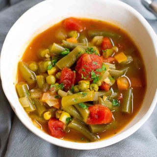 When you need an easy, light lunch, this Instant Pot Vegetable Soup works perfectly! Stovetop instructions also included. 102 calories and 0 Weight Watchers Freestyle SP #instantpot #pressurecooker #weightwatchersrecipes