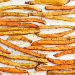 Baked Sweet Potato Fries Recipe with Za’atar…Perfectly spiced, golden brown and only 5 ingredients! You won’t be able to eat just one. 140 calories and 5 Weight Watchers Freestyle SP #sweetpotato #fries #cleaneating