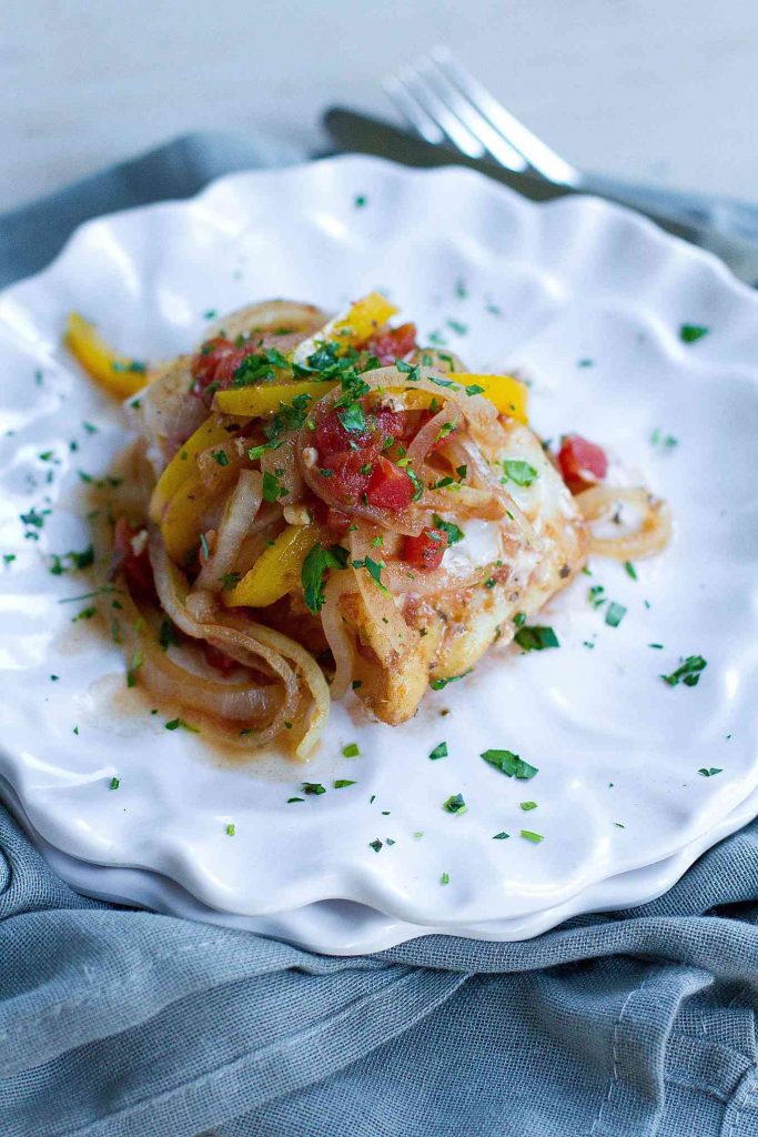 Balsamic Baked Cod Recipe with Peppers…Gone are the days of flavorless fish dinners! This healthy recipe comes together with almost no effort. 206 calories and 1 Weight Watchers Freestyle SP