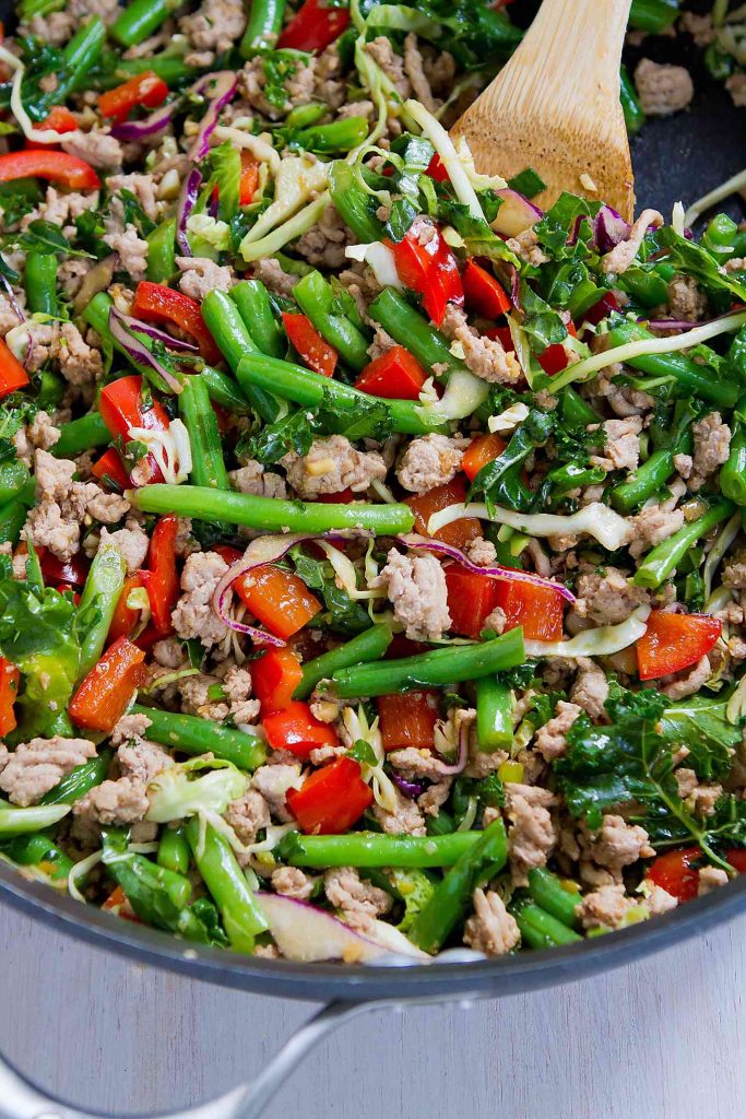 This easy stir fry recipe is both healthy and delicious! No fancy ingredients needed. 203 calories and 1 Weight Watchers Freestyle SP #stirfries #quickrecipes #easyrecipes