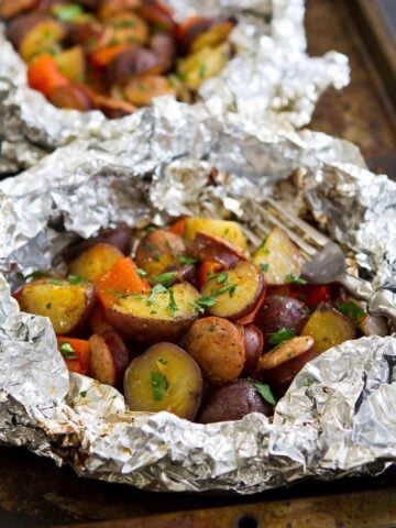 These Grilled Sausage and Potato Foil Packets are fantastic for an easy grilling weeknight or camping meal! 286 calories and 7 Weight Watchers Freestyle SP