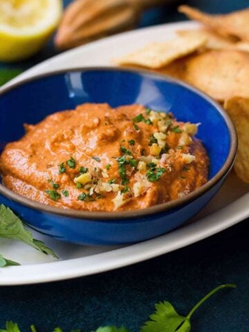 5-Minute Roasted Red Pepper Dip…An easy and healthy appetizer or afternoon snack! So much flavor with just a few ingredients. 72 calories and 2 Weight Watchers Freestyle SP