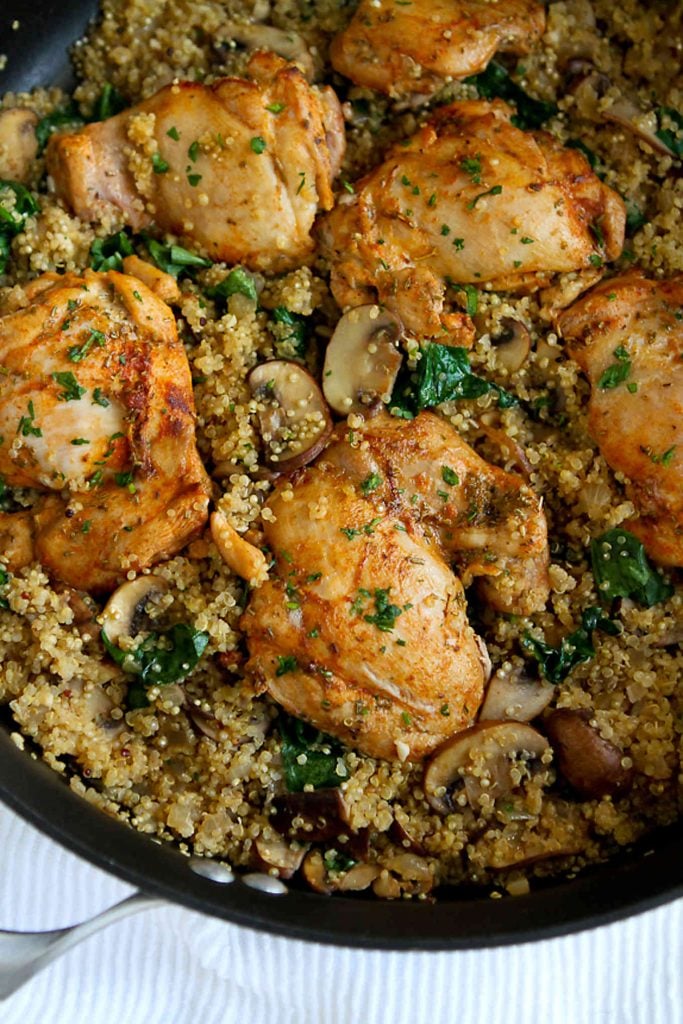 One-Pot Chicken, Quinoa, Mushrooms and Spinach recipe...Healthy dinner, quick clean-up! 256 calories and 6 Weight Watchers Freestyle SP #onepotmeals #chickenrecipes #weightwatchers