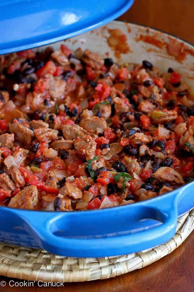 This one-pot sausage recipe is sure to be a hit with the whole family. It combines chicken sausages and black beans in a tomato sauce, all in 30 minutes. 225 calories and 4 Weight Watchers Freestyle SP #onepotmeal #healthydinnerideas