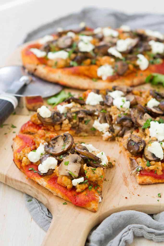 This whole wheat Sausage Mushroom Naan Pizza is piled high with chicken sausage, garlic mushrooms and tangy goat cheese. Only 30 minutes to make! 317 calories and 9 Weight Watchers Freestyle SP