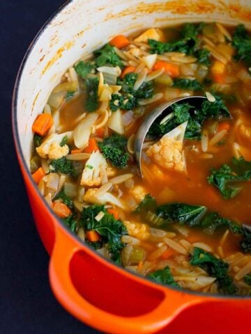 Whole Wheat Orzo, Cauliflower and Kale Soup {Vegan}...A fantastic, hearty soup that's packed with vegetables! 205 calories and 4 Weight Watchers Freestyle SP #cleaneating