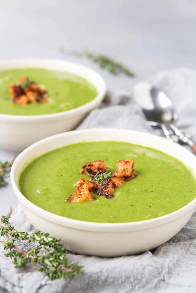 This Healthy Cauliflower Spinach Soup is the perfect solution for a light meal when you are craving something creamy (but dairy free) and comforting. Made with my favorite Zoup! Broth. 131 calories and 2 Weight Watchers Freestyle SP #zoupbroth