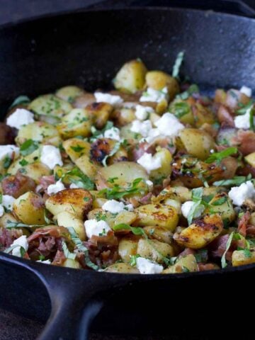 This healthy potato hash with prosciutto and goat cheese is a breeze to make. The perfect option for brunch! 107 calories and 3 Weight Watchers Freestyle SP