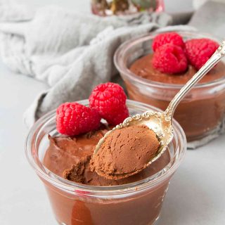 Looking for a dessert to share with your sweetie? These 3-Ingredient Healthy Chocolate Fudge Pots are fantastic for celebrating Valentine's Day or a special occasion. #recipe #dessert