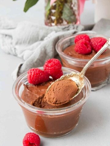 Looking for a dessert to share with your sweetie? These 3-Ingredient Healthy Chocolate Fudge Pots are fantastic for celebrating Valentine's Day or a special occasion. #recipe #dessert