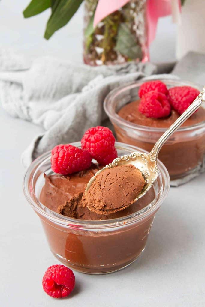 Looking for a dessert to share with your sweetie? These 3-Ingredient Healthy Chocolate Fudge Pots are fantastic for celebrating Valentine's Day or a special occasion. #recipe #dessert 