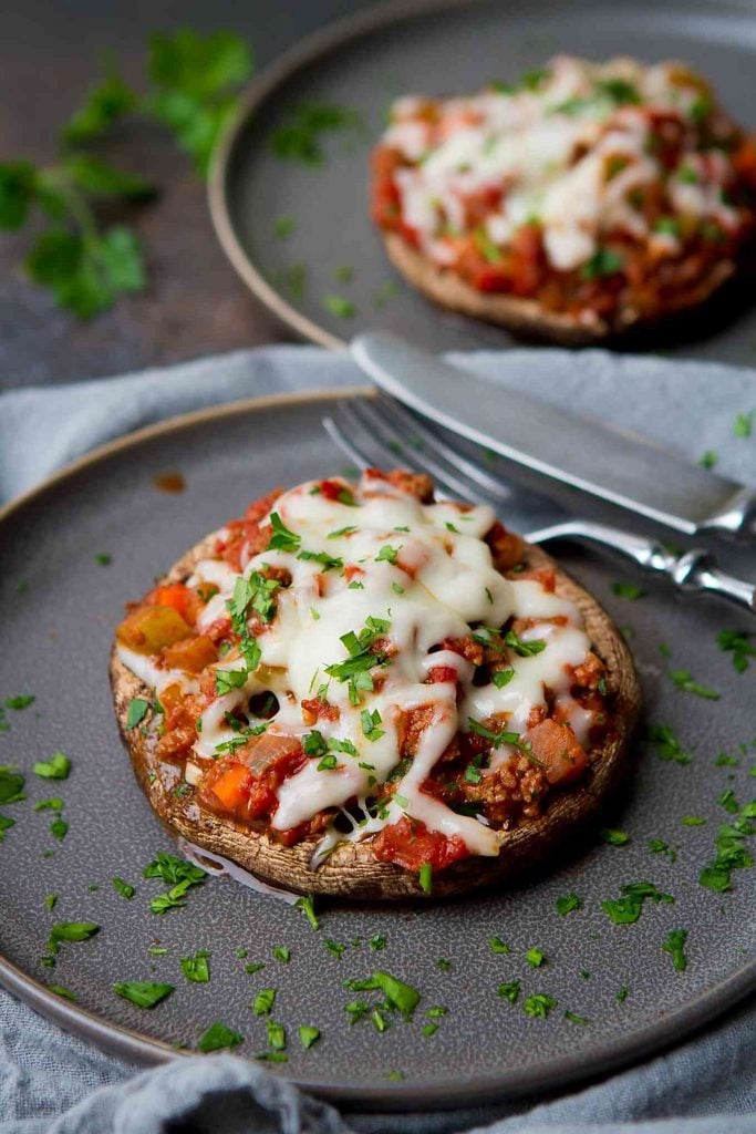 These low carb Ragu Stuffed Portobello Mushrooms are satisfying and full of flavor! Great for a healthy dinner. 193 calories and 3 Weight Watchers Freestyle SP