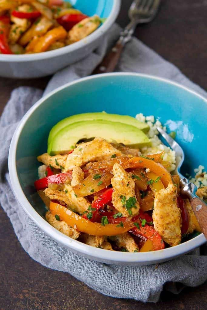 Chicken fajitas take on a low carb twist in this cauliflower rice bowl recipe. Easy, healthy and delicious! 274 calories and 2 Weight Watchers Freestyle SP #chicken #fajitas #lowcarb
