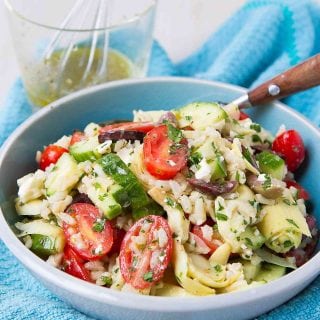 The perfect potluck salad! This easy rice salad recipe has all of the flavors of your favorite Greek salad. 125 calories and 4 Weight Watchers Freestyle SP #salad #rice #healthy #cleaneating
