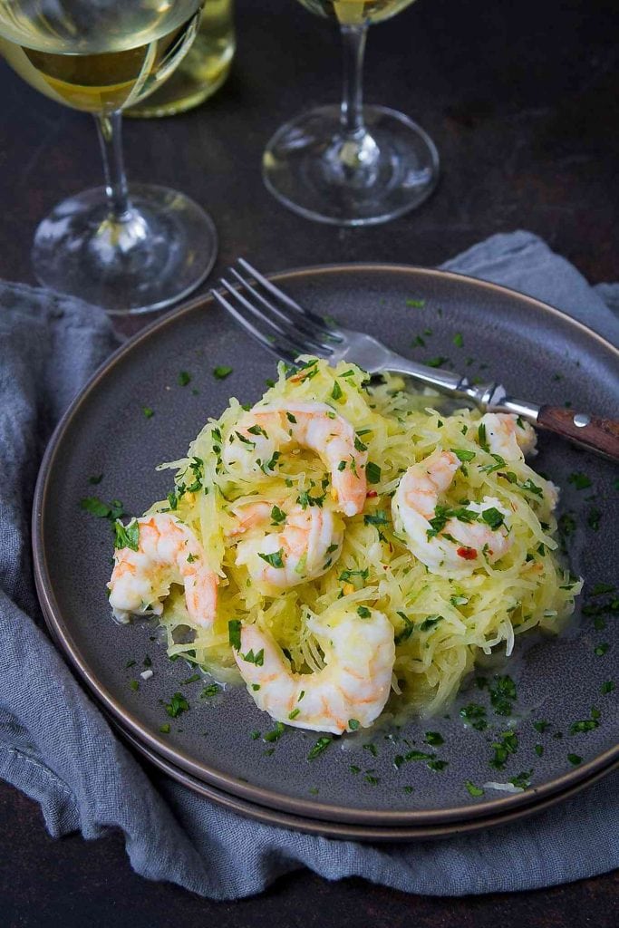 This recipe for shrimp scampi spaghetti squash couldn't be easier and will be a 30-minute meal that you turn to again and again. 243 calories and 3 Weight Watchers Freestyle SP #lowcarb #30minutemeal #dinner