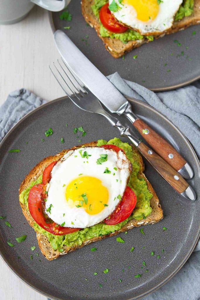 This avocado toast recipe will take you mere minutes to prep in the morning and will keep you satisfied until lunchtime! 349 calories and 3 Weight Watchers Freestyle SP #breakfast #avocado #vegetarian #eggs