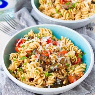 Will you miss the meat in this tasty Roasted Tomato and Mushroom Pasta recipe? Not a chance! Perfect for a meatless dinner option. 264 calories and 6 Weight Watchers Freestyle SP #pasta #mushroom #vegetarian #cleaneating