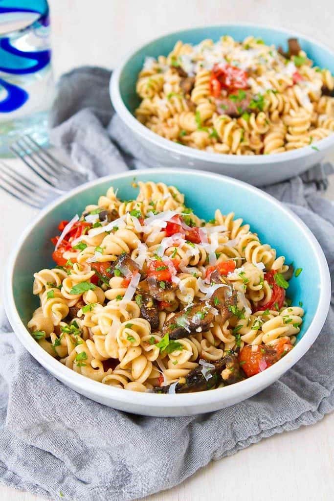 Will you miss the meat in this tasty Roasted Tomato and Mushroom Pasta recipe? Not a chance! Perfect for a meatless dinner option. 264 calories and 6 Weight Watchers Freestyle SP #pasta #mushroom #vegetarian #cleaneating