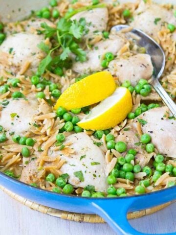 30 minute meal! Serve up this one-pot lemon pepper chicken as a complete meal or add a side salad. Easy and healthy! 350 calories and 6 Weight Watchers Freestyle SP #onepot #chicken #cleaneating