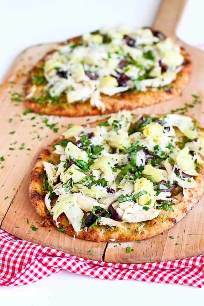20 minute meal! I lost count of how many times I made this naan pizza recipe. Chicken, pesto and artichokes add plenty of flavor! 336 calories and 9 Weight Watchers Freestyle SP #pizza #naan #easydinner