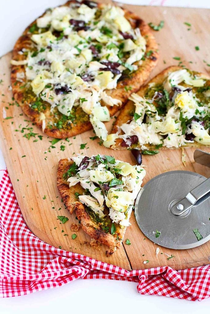 This Chicken Pesto Artichoke Naan Bread Pizza comes together in just 20 minutes. A great weeknight dinner recipe! 336 calories and 9 Weight Watchers Freestyle SP #dinner #naan #chickenrecipe
