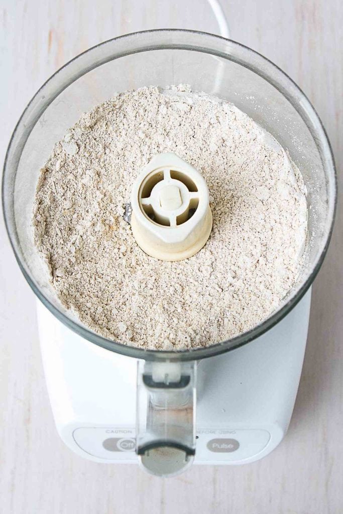 Ever wondered how to make oat flour? You can do it in less than 5 minutes and for a fraction of the cost of store-bought versions! Great for baking. 84 calories and 2 Weight Watchers Freestyle SP #baking #oats #glutenfree