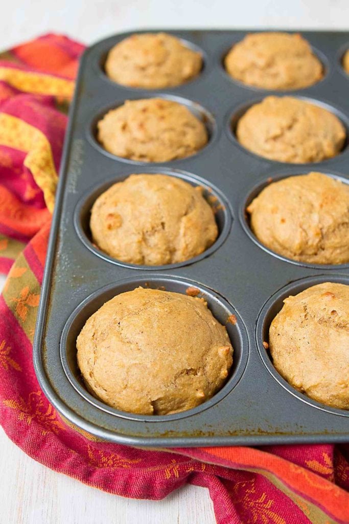 Healthy whole wheat muffins for the win! These peanut butter and jelly muffins will be a hit with the whole family. 155 calories and 5 Weight Watchers Freestyle SP #cleaneating #peanutbutter