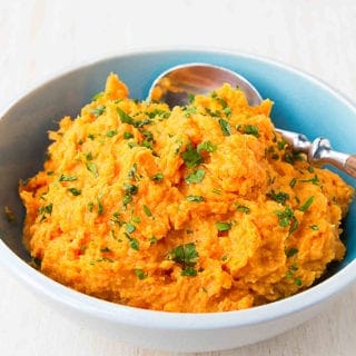 These vegan Coconut Ginger Mashed Sweet Potatoes are going to blow your mind! So much flavor with only 4 ingredients. 131 calories and 5 Weight Watchers Freestyle SP #dairyfree #vegan #thanksgiving