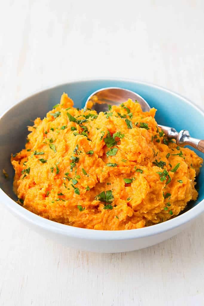 These vegan Coconut Ginger Mashed Sweet Potatoes are going to blow your mind! So much flavor with only 4 ingredients. 131 calories and 5 Weight Watchers Freestyle SP #dairyfree #vegan #thanksgiving