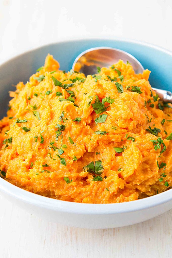 Mashed sweet potatoes just got 10 times better with the addition of coconut milk and ginger! 131 calories and 5 Weight Watchers Freestyle SP #sweetpotatoes #cleaneating #healthy