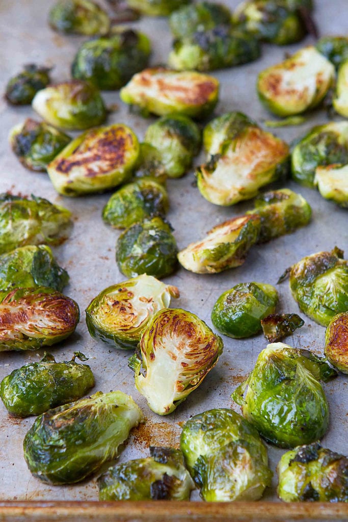This roasted Brussels sprouts recipe is a fantastic side dish for Thanksgiving. Simple seasonings and plenty of flavor! 63 calories and 1 Weight Watchers Freestyle SP #vegan #Thanksgiving #Brusselsprouts
