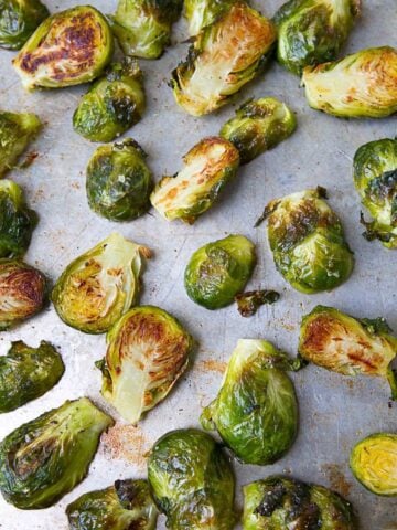 If you have always wondered how to roast Brussels sprouts, this tutorial is for you! Roasted Brussels sprouts are the ultimate fall or holiday side dish! #Brusselssprouts #cleaneating #howto