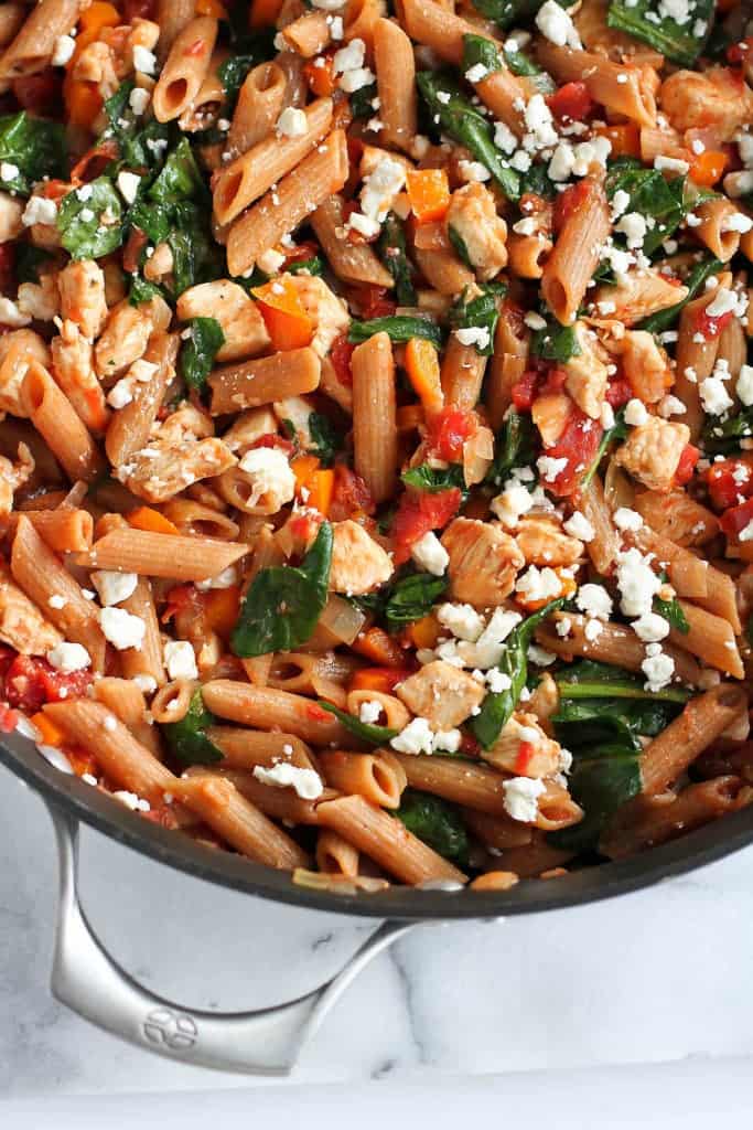 One-pot pasta is the way to go on busy weeknights. Filled with chicken and spinach, this healthy dinner is always popular! 271 calories and 6 Weight Watchers Freestyle SP #pasta #cleaneating #onepot