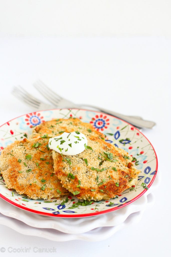 Leftover mashed potatoes get turned into healthy, cheesy chile mashed potato patties for a fantastic side dish or snack. Serve them at any time of the year! 135 calories and 4 Weight Watchers Freestyle SP #Thanksgiving #potatoes #leftovers